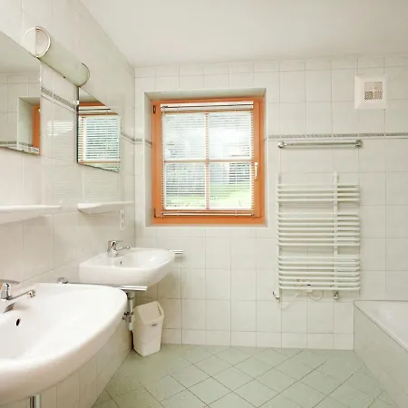 Quiet Chalet With Sauna In Koenigsleiten